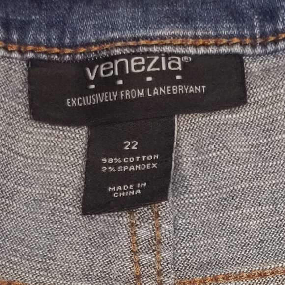 Lane Bryant Venezia distressed denim shorts sz 22 - Picture 3 of 3